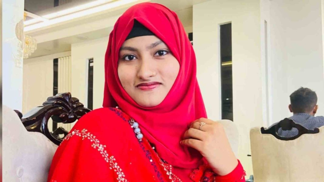 জ্যোতির্বিজ্ঞান প্রতিযোগিতা মেডেল জয়ী জাবি শিক্ষার্থী নুসরাত জাহান লোপা।