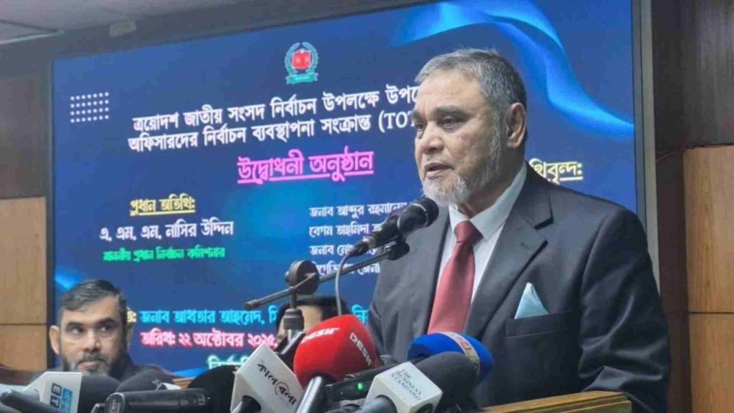 সিইসি এ এম এম নাসির উদ্দীন নির্বাচন প্রশিক্ষণে বক্তব্য দিচ্ছেন।