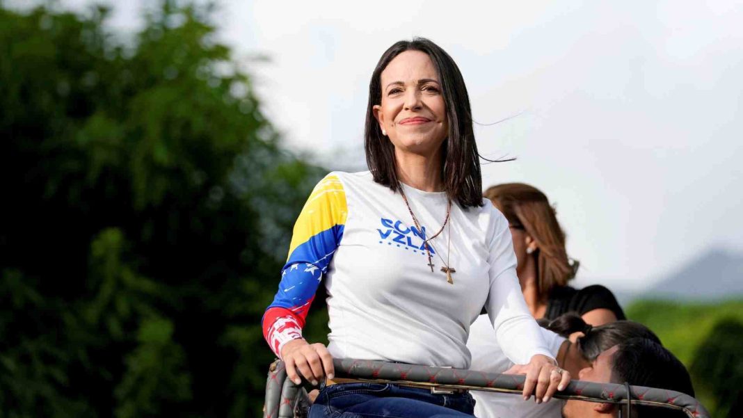 ২০২৫ সালের শান্তিতে নোবেল পুরস্কার বিজয়ী মারিয়া কোরিনা মাচাদো গণতন্ত্র ও মানবাধিকারের পক্ষে তাঁর সংগ্রামের স্বীকৃতি হিসেবে পুরস্কার অর্জন করেছেন।