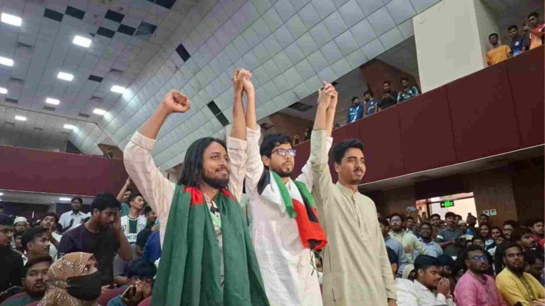 রাজশাহী বিশ্ববিদ্যালয়ে অনুষ্ঠিত রাকসু নির্বাচনের ফলাফল ঘোষণায় বিজয়ের আনন্দে শিবির সমর্থিত শিক্ষার্থীদের উচ্ছ্বাস।