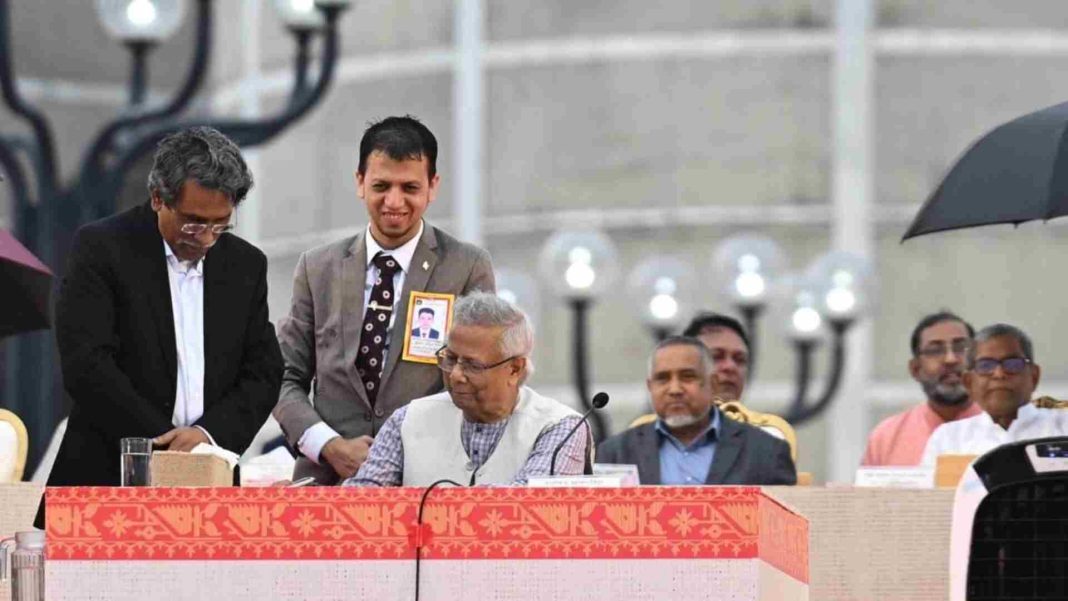 ড. মুহাম্মদ ইউনূস ও ২৫টি রাজনৈতিক দলের প্রতিনিধিরা জুলাই জাতীয় সনদ ২০২৫-এ স্বাক্ষর করছেন, জাতীয় সংসদ ভবনের দক্ষিণ প্লাজায় ঐক্যমতের ঐতিহাসিক অনুষ্ঠান