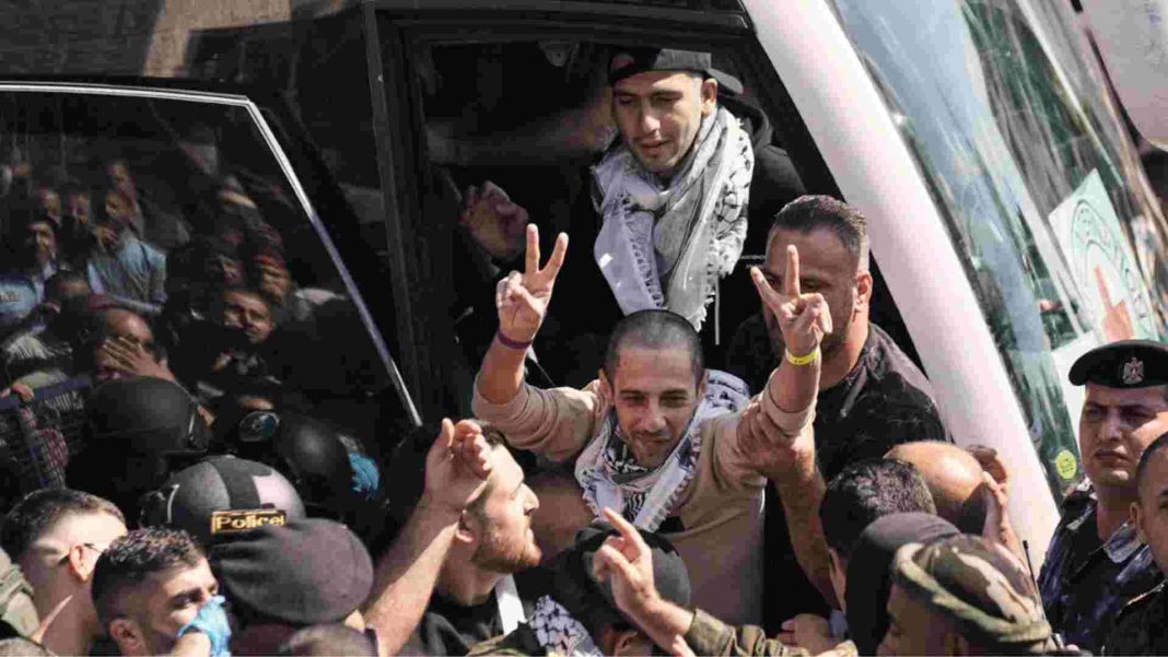 ফিলিস্তিনি বন্দিমুক্তি উপলক্ষে খান ইউনিসে পরিবার ও সাধারণ মানুষ আবেগঘনভাবে বন্দিদের বরণ করছে।