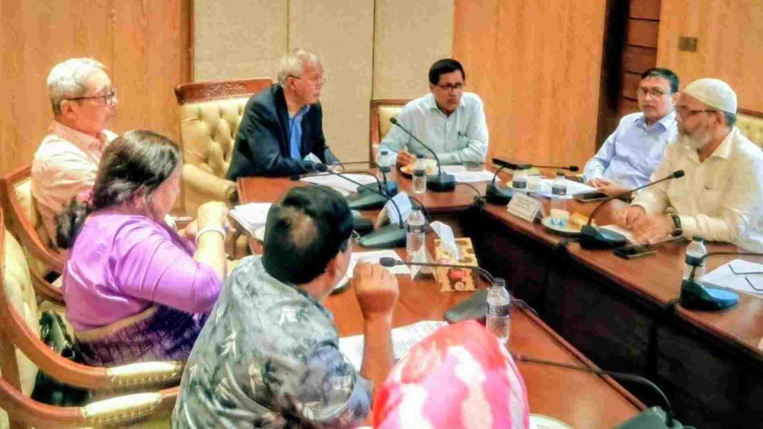 পার্বত্য চট্টগ্রামে ই-লার্নিং স্কুল প্রকল্প বাস্তবায়ন বিষয়ক মতবিনিময় সভায় কর্মকর্তারা