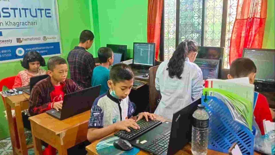 শিশুরা কম্পিউটার স্ক্রিনের সামনে কোডিং শেখছে