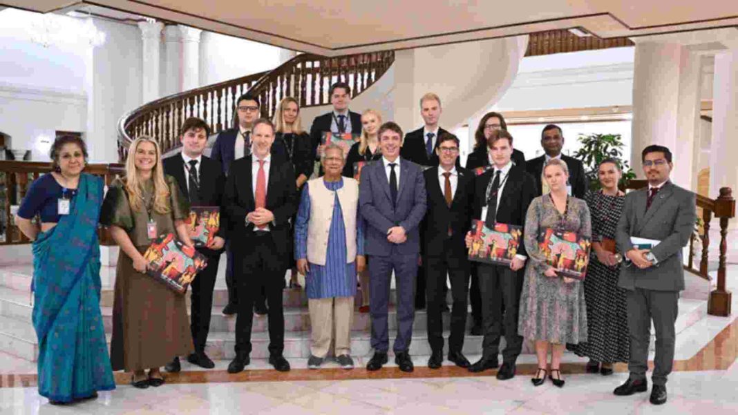 ডঃ মুহাম্মদ ইউনূস ও সুইডেন-নরওয়ের তরুণ নেতারা একসঙ্গে ফটোসেশনে – তরুণদের জন্য ডঃ ইউনূসের বার্তার অংশ হিসেবে