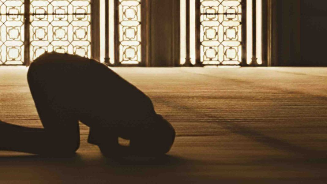 নামাজ আদায়ের দৃশ্য - সহীহ হাদিস অনুসারে ফজরের নামাজের নিয়ম