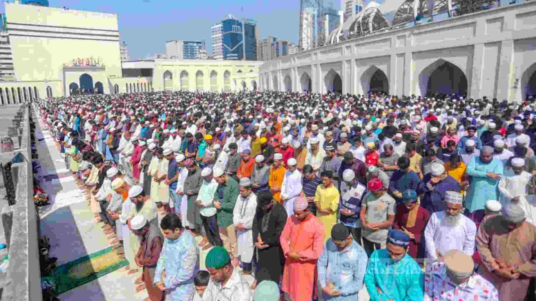 যোহরের নামাজ আদায়ের দৃশ্য -সহীহ হাদিস অনুযায়ী নামাজের নিয়ম