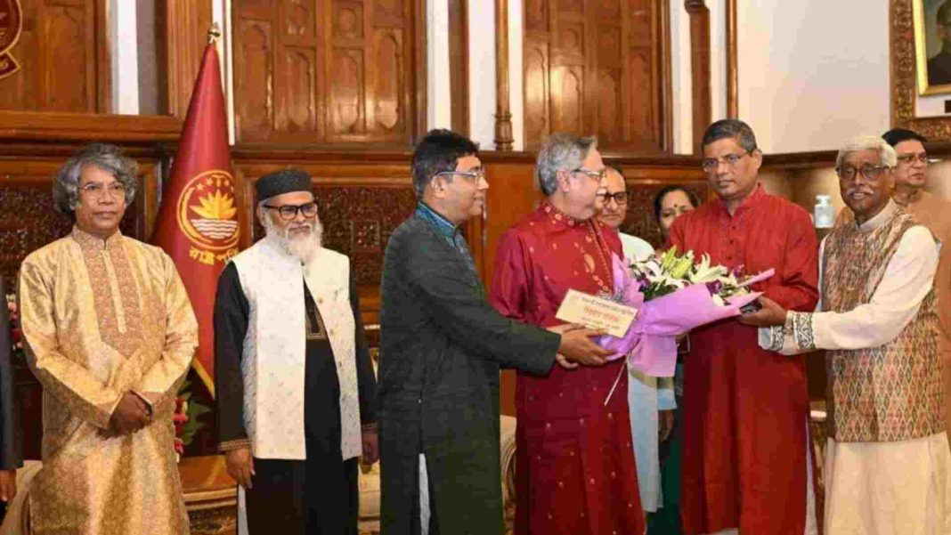 রাষ্ট্রপতি মোহাম্মদ সাহাবুদ্দিন দুর্গোৎসব উপলক্ষে বঙ্গভবনে হিন্দু ধর্মাবলম্বীদের সঙ্গে শুভেচ্ছা বিনিময় করছেন