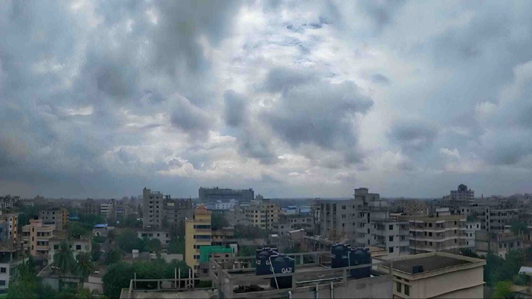 IQAir-এর তথ্য অনুযায়ী ৮ অক্টোবর ঢাকার একিউআই স্কোর ১৪৫, যা বাতাসকে অস্বাস্থ্যকর পর্যায়ে রাখে। বৃষ্টির কারণে সাময়িক উন্নতি হলেও ঝুঁকি রয়ে গেছে।