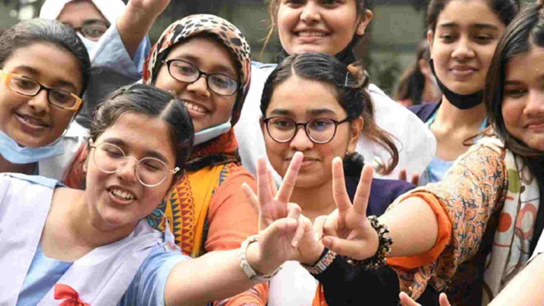 এইচএসসি রেজাল্ট প্রকাশের পর শিক্ষার্থীরা আনন্দ করছেন।