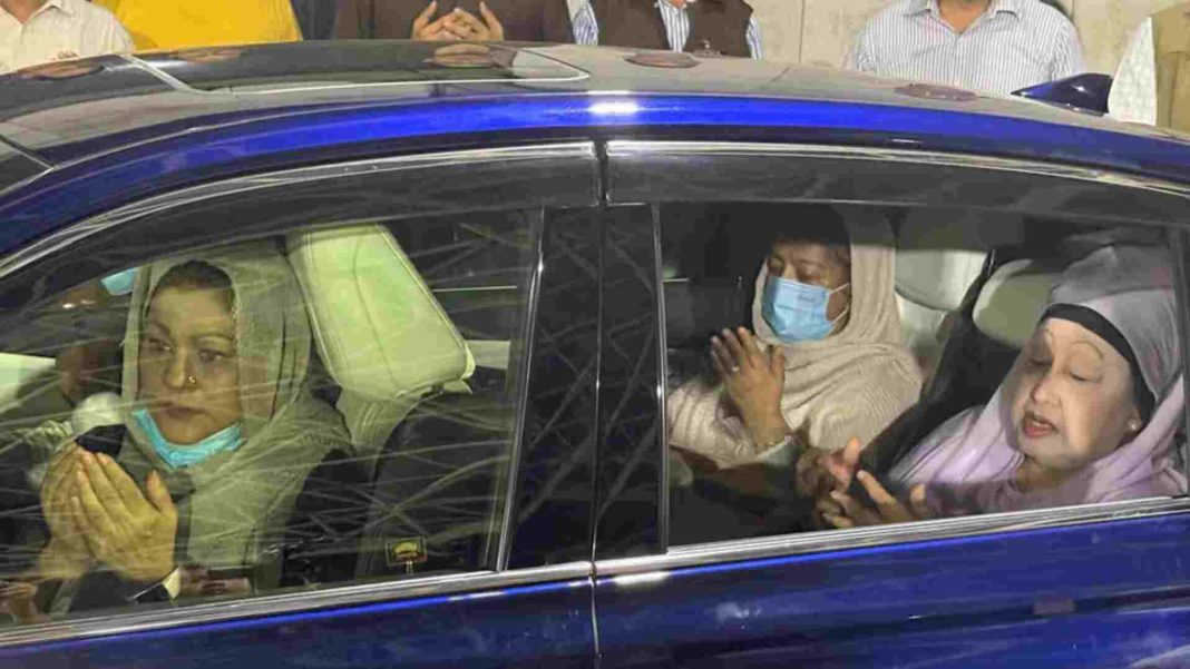 খালেদা জিয়া জিয়াউর রহমানের কবরের পাশে দোয়া করছেন