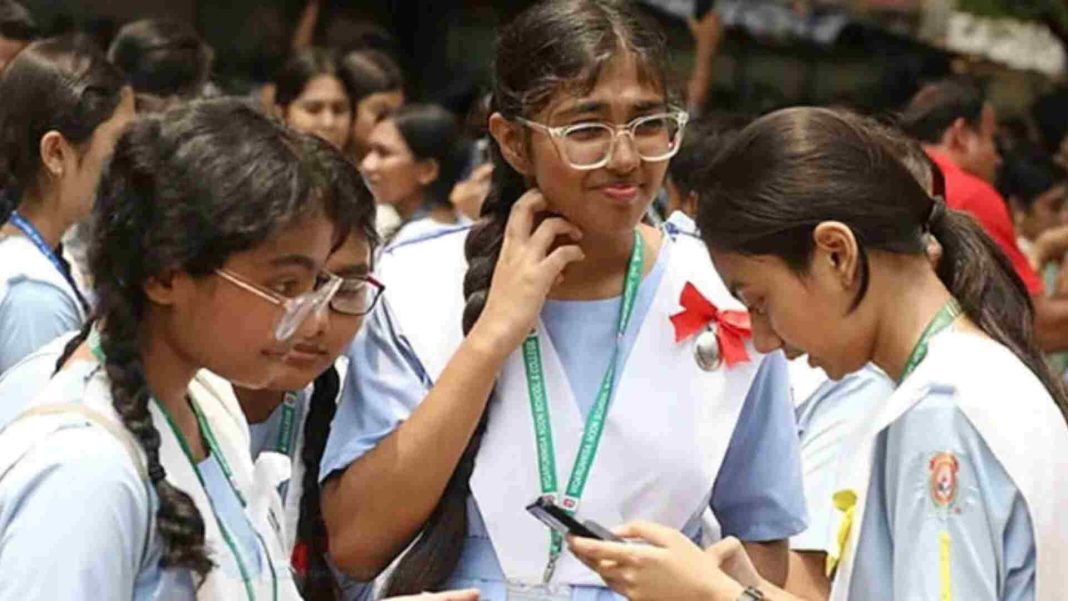 পাসের হারে মেয়েরা এগিয়ে আছে টানা ১৬ বছর