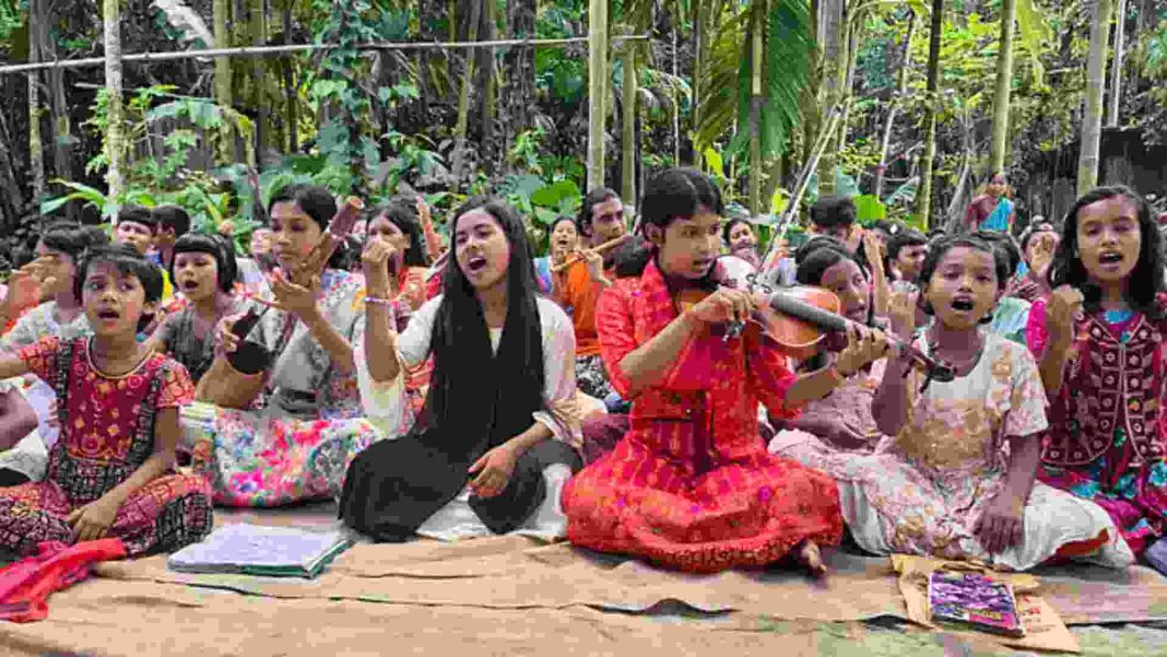 বাংলাদেশের প্রান্তিক শিশুরা গুরুগৃহে লোকসংগীত শেখার সময়