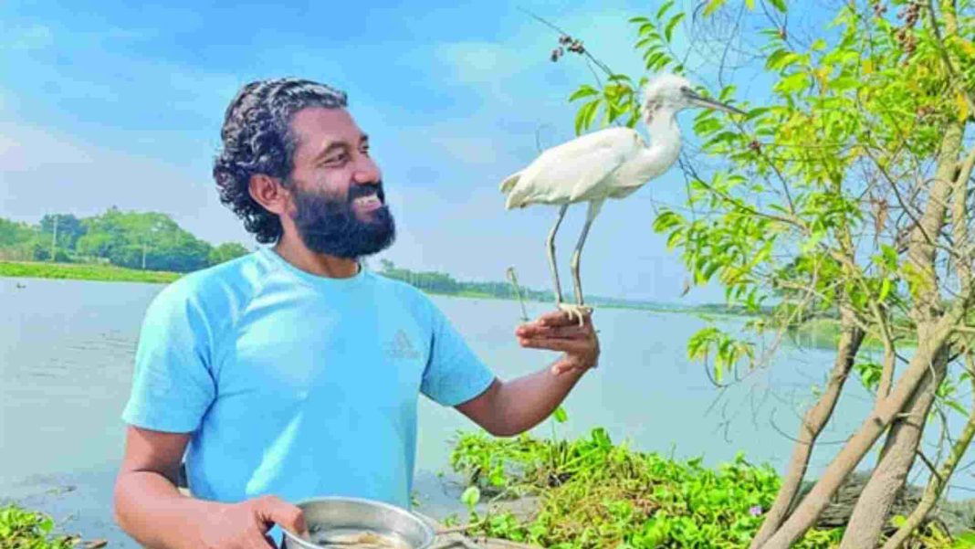 কুমিল্লার হাভাতিয়া গ্রামের নদীর পারে পাখি ও প্রাণীদের নিয়ে গড়া চিড়িয়াখানা