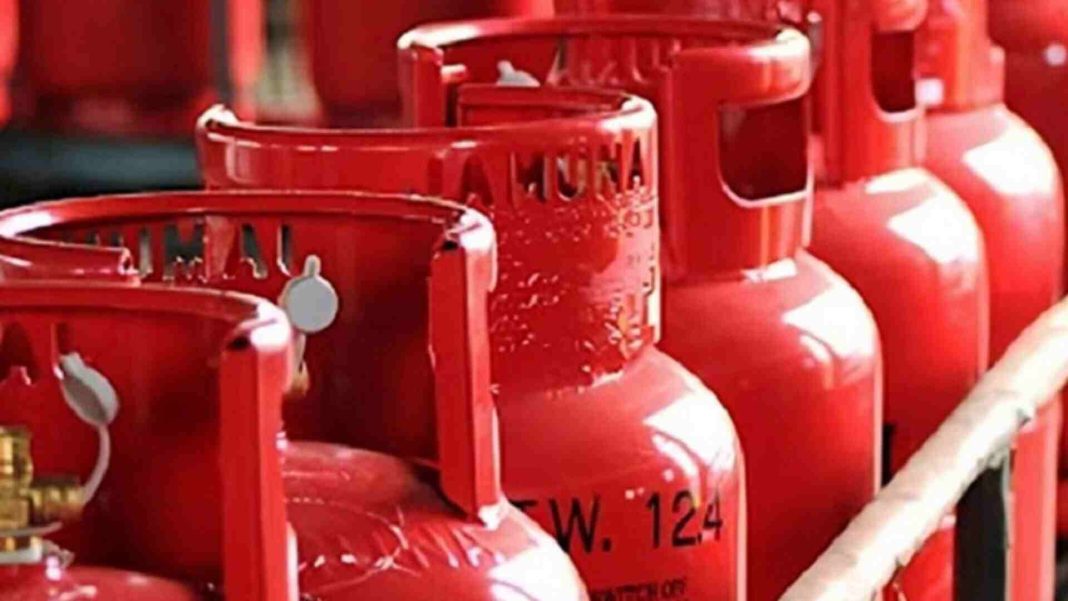 এলপিজি সিলিন্ডারের দাম ১,২১৫ টাকা যা আগের তুলনায় ২৬ টাকা কম