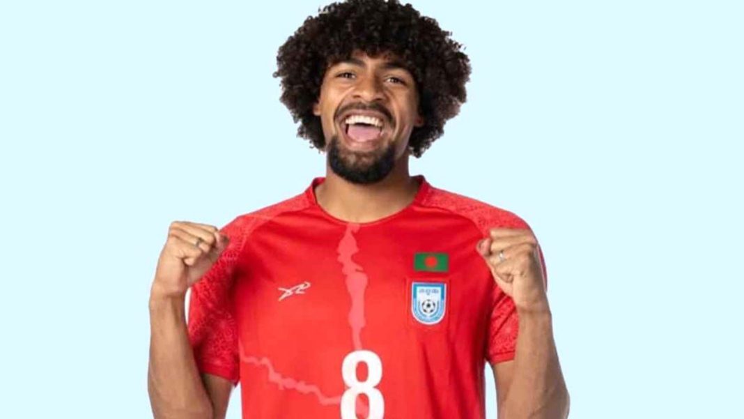 বাংলাদেশ জাতীয় দলের জার্সি হাতে লেস্টার সিটির তারকা ফুটবলার হামজা চৌধুরী।