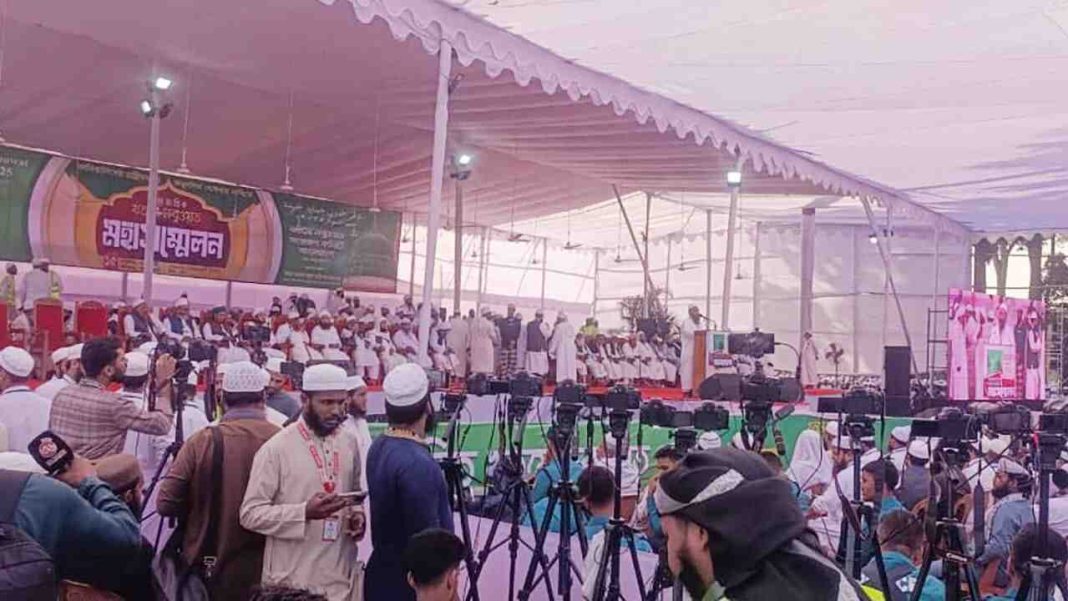 সোহরাওয়ার্দী উদ্যানে আন্তর্জাতিক খতমে নবুওয়ত মহাসম্মেলনে দেশের এবং বিদেশের আলেমরা বক্তব্য রাখছেন