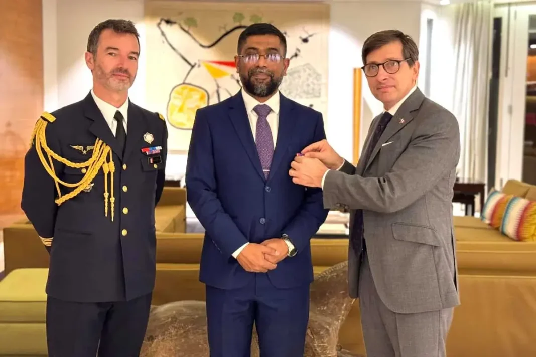 ব্রিগেডিয়ার জেনারেল মোহাম্মদ আজহারুল ইসলাম ফরাসি ‘ন্যাশনাল ডিফেন্স মেডেল–গোল্ড লেভেল’ পদক গ্রহণ