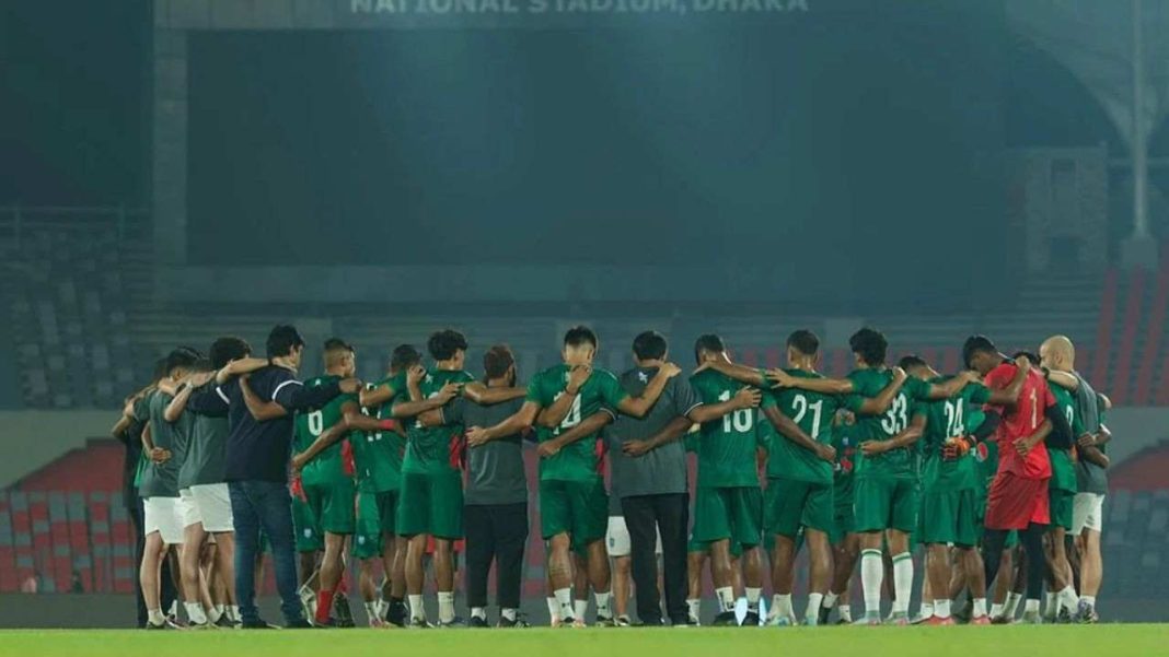 বাংলাদেশ ফুটবল দল জাতীয় স্টেডিয়ামে বাংলাদেশ বনাম নেপাল ম্যাচের আগে অনুশীলন করছে