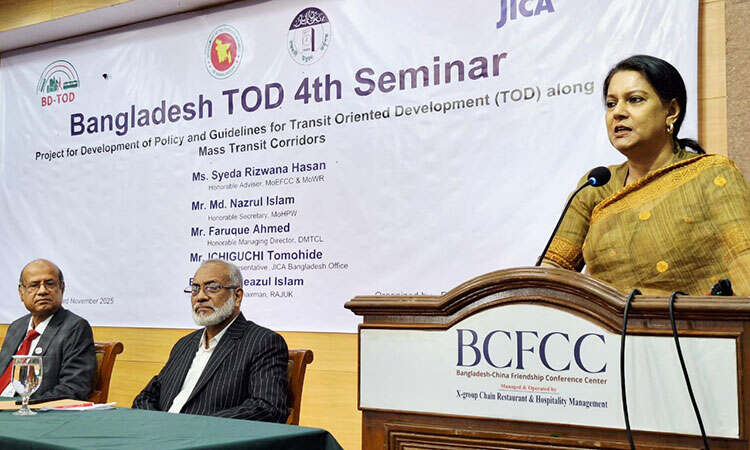 উপদেষ্টা রিজওয়ানা হাসান ঢাকার আধুনিক নগর পরিকল্পনার প্রয়োজনীয়তা নিয়ে বক্তব্য দিচ্ছেন