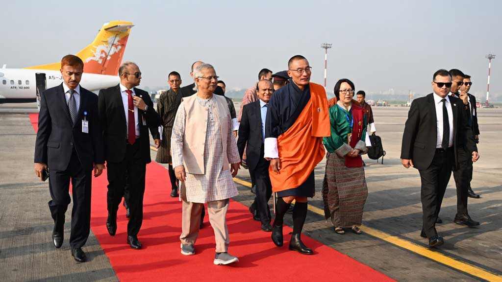 ঢাকায় পৌঁছে প্রধান উপদেষ্টা মুহাম্মদ ইউনূসের উষ্ণ অভ্যর্থনা গ্রহণ করছেন ভুটানের প্রধানমন্ত্রী শেরিং তোবগে