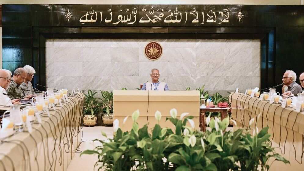 গণভোট অধ্যাদেশ ২০২৫ অনুমোদন সভা - প্রধান উপদেষ্টা মুহাম্মদ ইউনূস ও আইন উপদেষ্টা আসিফ নজরুল