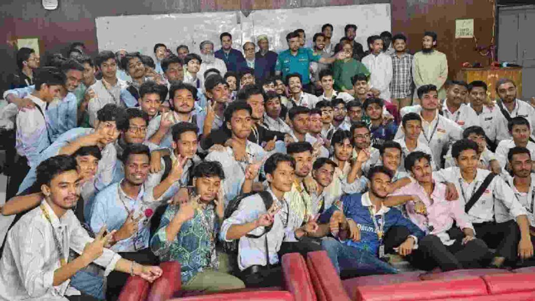 ধানমন্ডি আইডিয়াল কলেজ ও ঢাকা কলেজের শিক্ষার্থীদের শান্তিচুক্তি অনুষ্ঠানের ছবি।