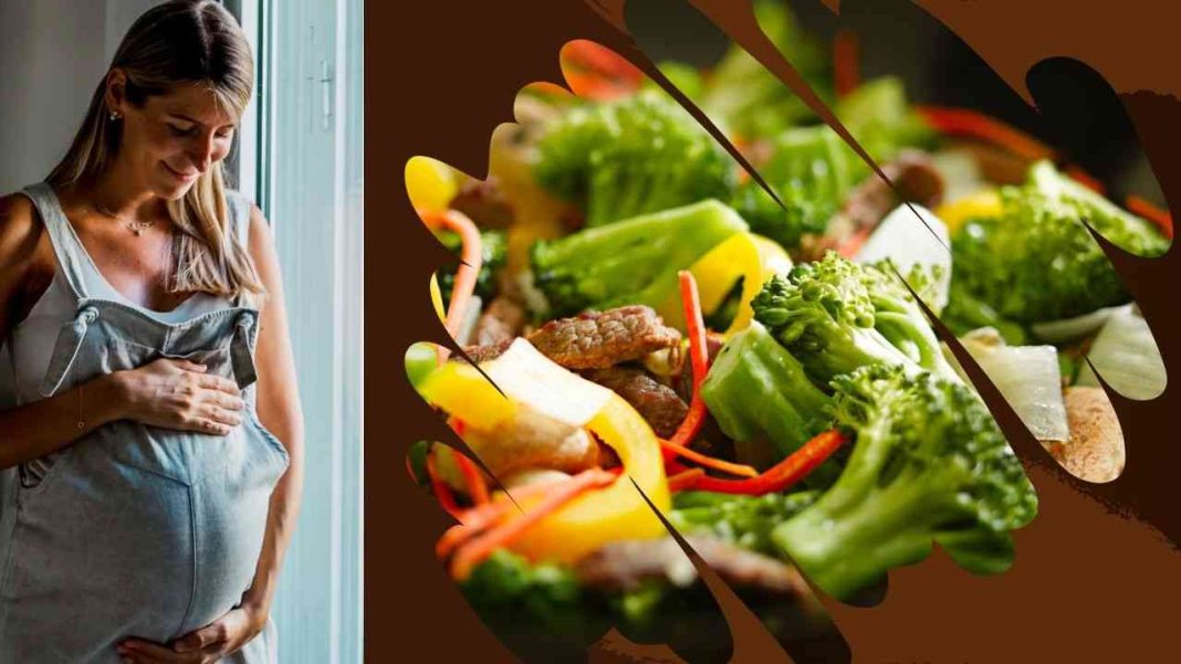 একজন গর্ভবতী মা ও পুষ্টিকর খাবার যেমন শাকসবজি, গর্ভকালীন সঠিক খাদ্যাভ্যাস