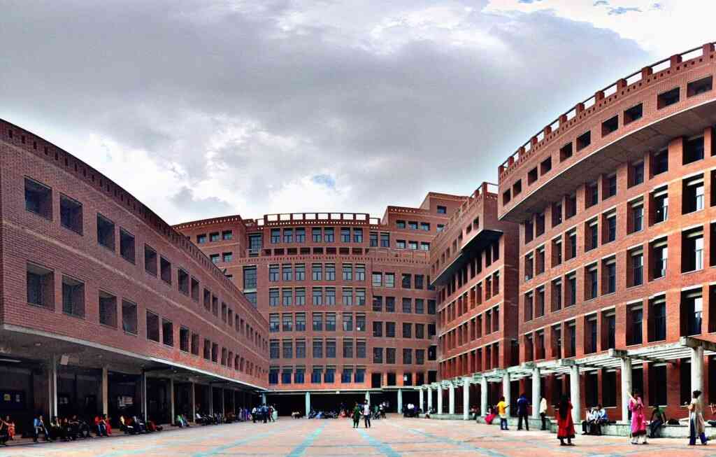 ঢাকায় ইস্ট ওয়েস্ট বিশ্ববিদ্যালয়ের ভবন