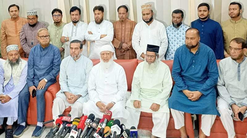 জামায়াতে ইসলামী নেতা ও কর্মীরা সিলেটে নির্বাচনে জোট নয় ঘোষণার সময় উপস্থিত