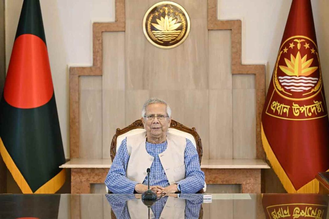 অধ্যাপক মুহাম্মদ ইউনূস মাইক্রোফোনের সামনে দাঁড়িয়ে জাতীয় নির্বাচন ও গণভোট একই দিনে সম্পর্কিত ঘোষণা দিচ্ছেন