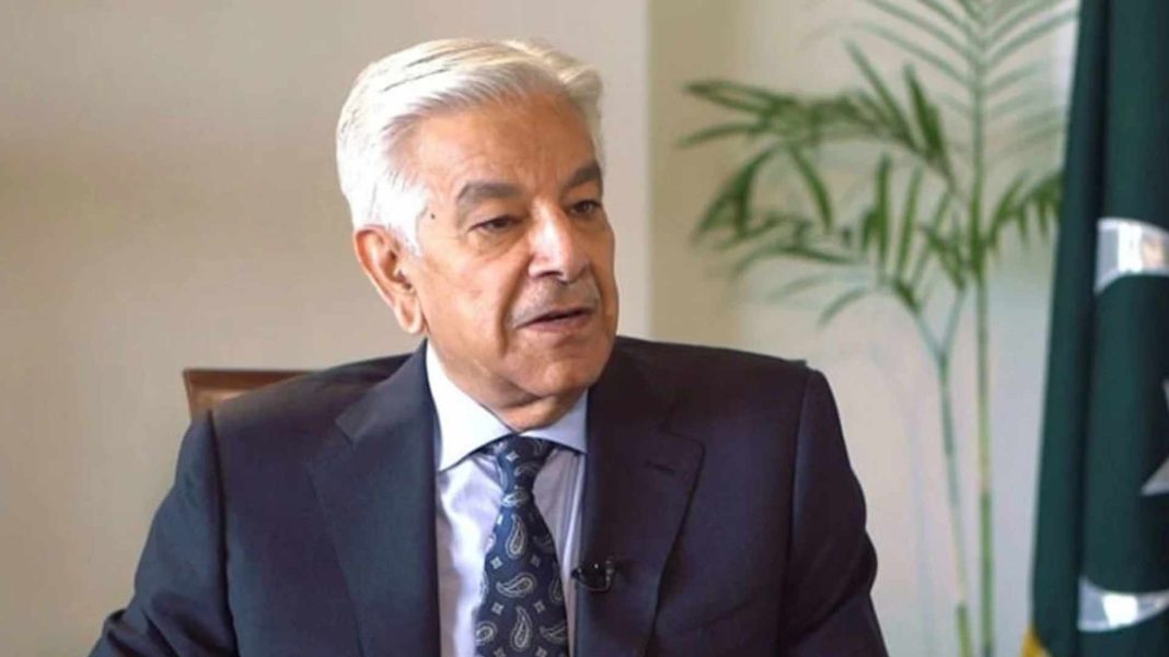 পাকিস্তানের প্রতিরক্ষামন্ত্রী খাজা আসিফ ভারতের সীমান্ত উত্তেজনা নিয়ে বক্তব্য দিচ্ছেন।