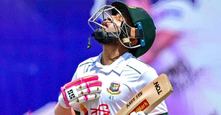 শততম টেস্টে সেঞ্চুরি উদযাপন করছেন মুশফিকুর রহিম