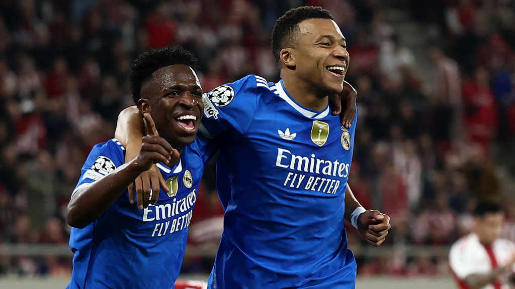 রিয়াল মাদ্রিদ বনাম অলিম্পিয়াকোস ম্যাচে চার গোল উদযাপন করছেন কিলিয়ান এমবাপে