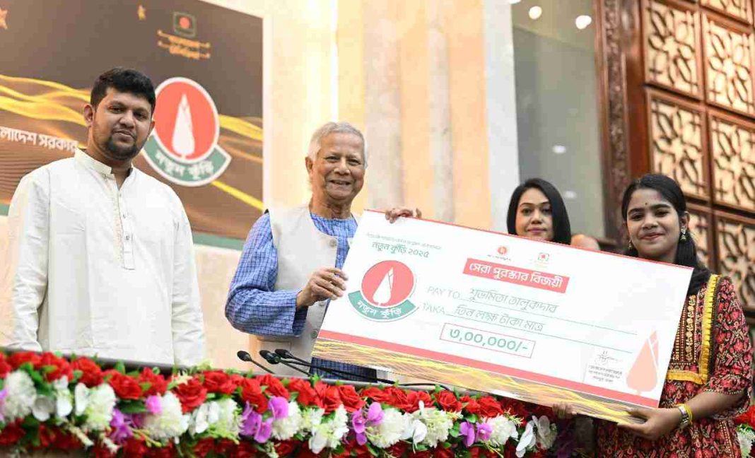 অধ্যাপক মুহাম্মদ ইউনূস ‘নতুন কুঁড়ি ২০২৫’ অনুষ্ঠানে বিজয়ীদের হাতে পুরস্কার দিচ্ছেন।