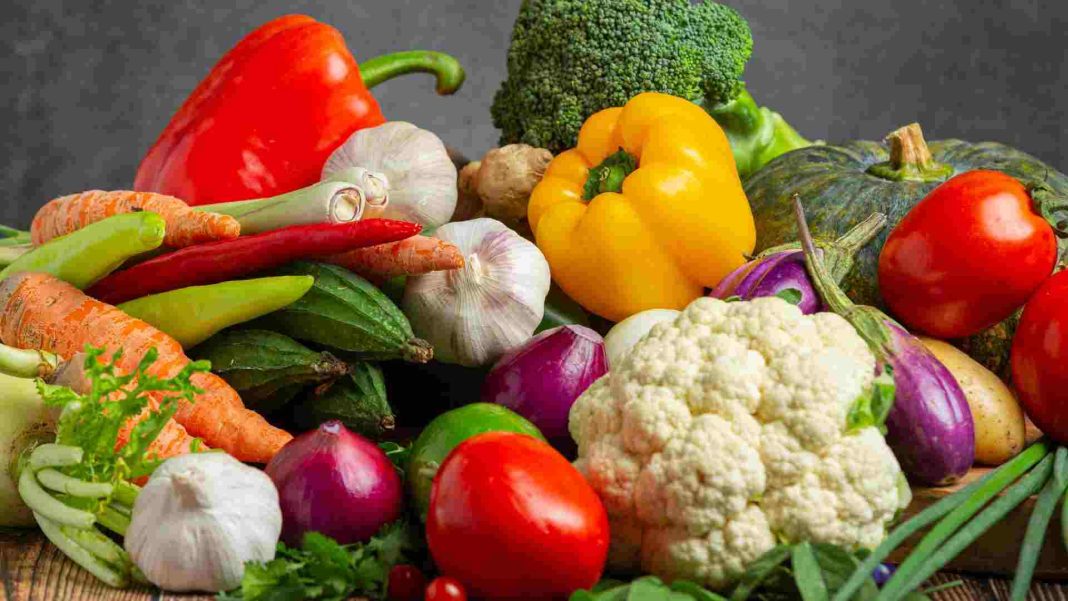 সাতক্ষীরায় শীতকালীন সবজির সয়লাবে বাজার স্থিতিশীল ও কৃষকদের মুখে হাসি