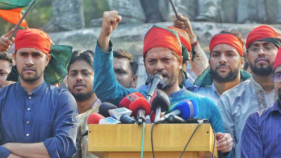 ইসলামী ছাত্রশিবিরের সভাপতি জাহিদুল ইসলাম রাজু ভাস্কর্যে সমাবেশে বক্তব্য দিচ্ছেন