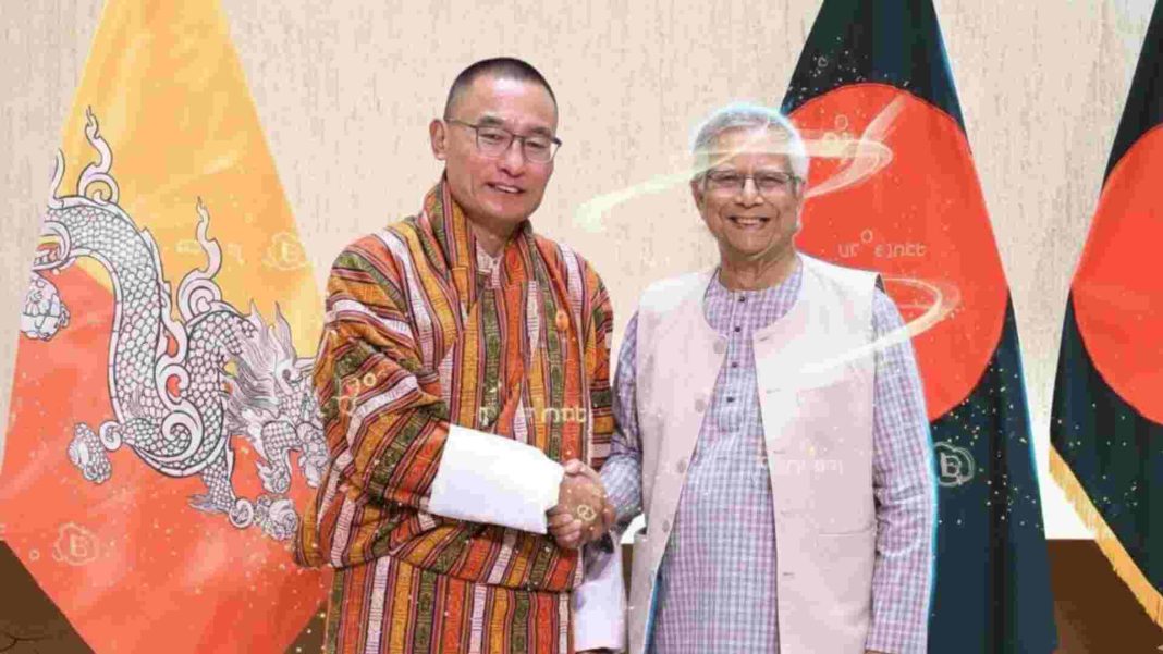 ভুটানের প্রধানমন্ত্রী শেরিং তোবগে এবং বাংলাদেশের প্রধান উপদেষ্টা ড. মুহাম্মদ ইউনূসের বৈঠকের একটি দৃশ্য