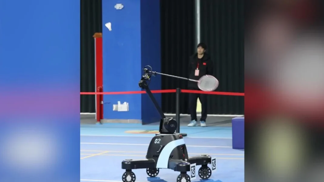 মানুষ বনাম রোবট ব্যাডমিন্টন খেলার দৃশ্য