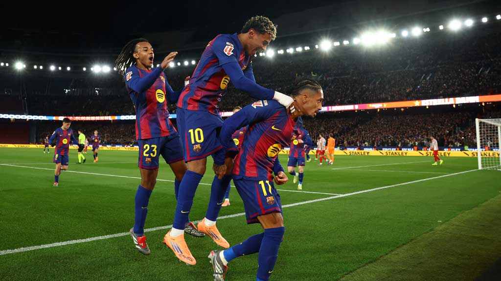 বার্সেলোনা বনাম আতলেতিকো মাদ্রিদ ম্যাচে গোল উদযাপন করছে বার্সেলোনা খেলোয়াড়রা