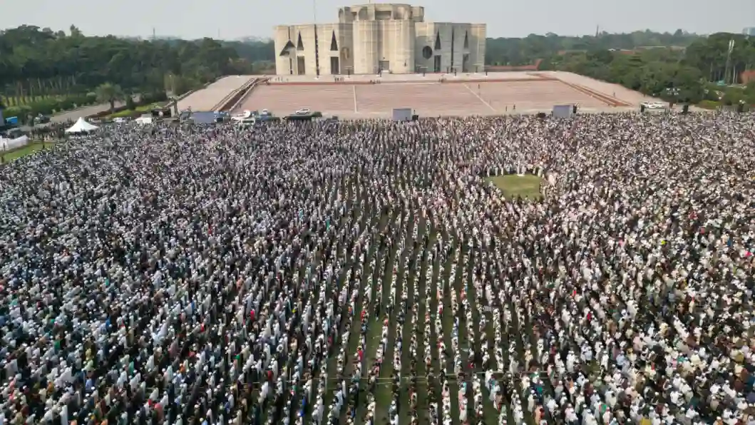 জানাজার নামাজের নিয়ম ও দোয়া এবং একটি পবিত্র ধর্মীয় পরিবেশের ছবি।