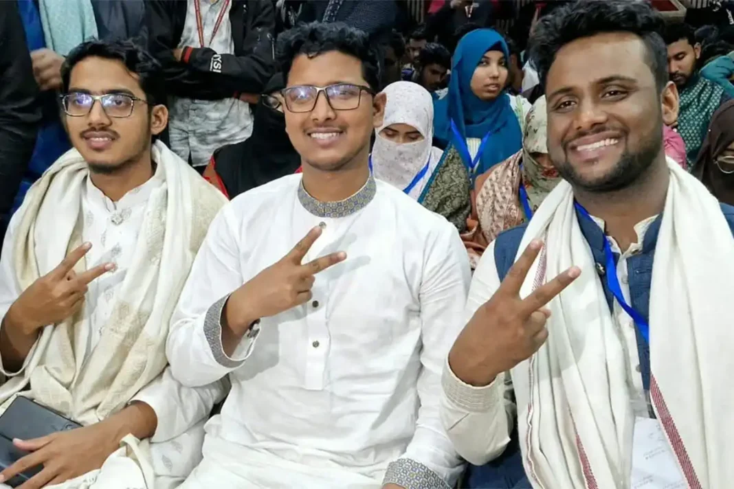 জকসু নির্বাচনের ফলাফল প্রকাশের পর নির্বাচনে ভিপি রিয়াজুল ইসলাম ও জিএস আব্দুল আলীম আরিফসহ শিবির সমর্থিত প্যানেলের মেম্বারদের ছবি