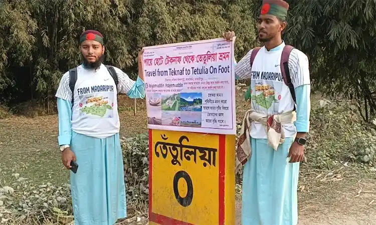 দুই হাফেজ ভাই টেকনাফ থেকে তেঁতুলিয়া পদযাত্রায় মাদকবিরোধী সচেতনতা প্রচার করছেন