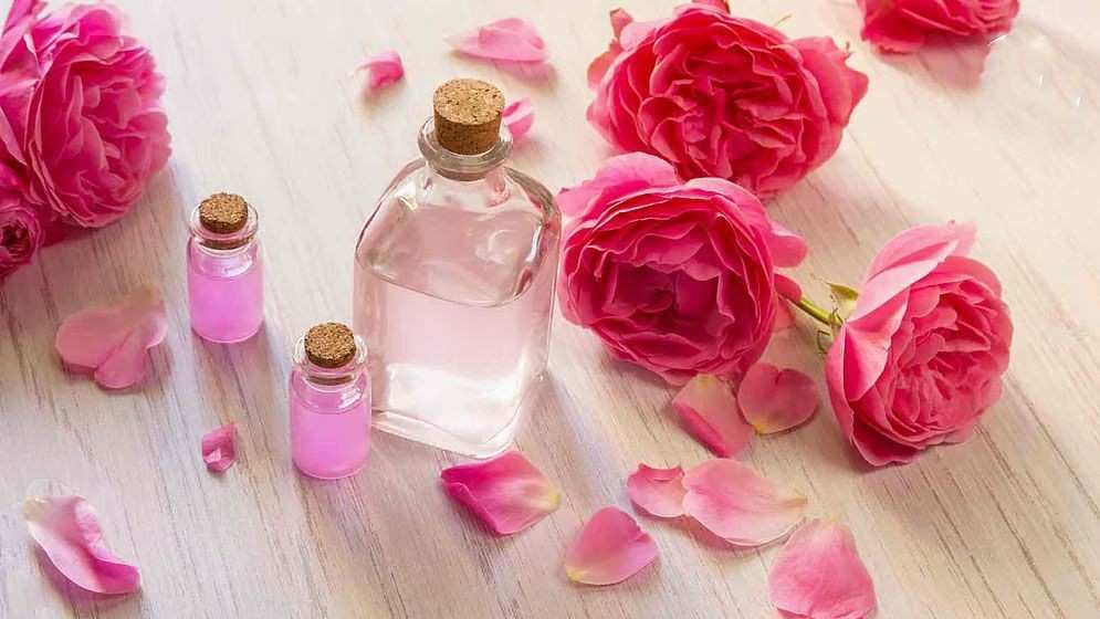 ত্বকের যত্নে গোলাপজল